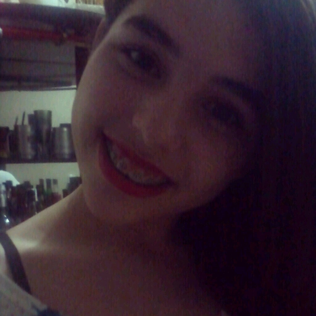 Sou uma garota literalmente dorminhoca q odeia acordar cedo e q ama quando alguém a chama de princesa com carinho e Curte Rock e clr *-*