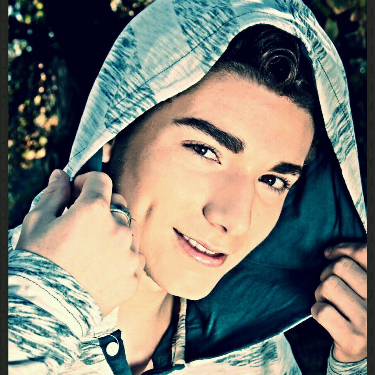 Hola: Me llamo Stephano tengo 18 años vivo en las condes y me gusta pasarla bien con mis amigos y amigas y vivir la vida soltero :D