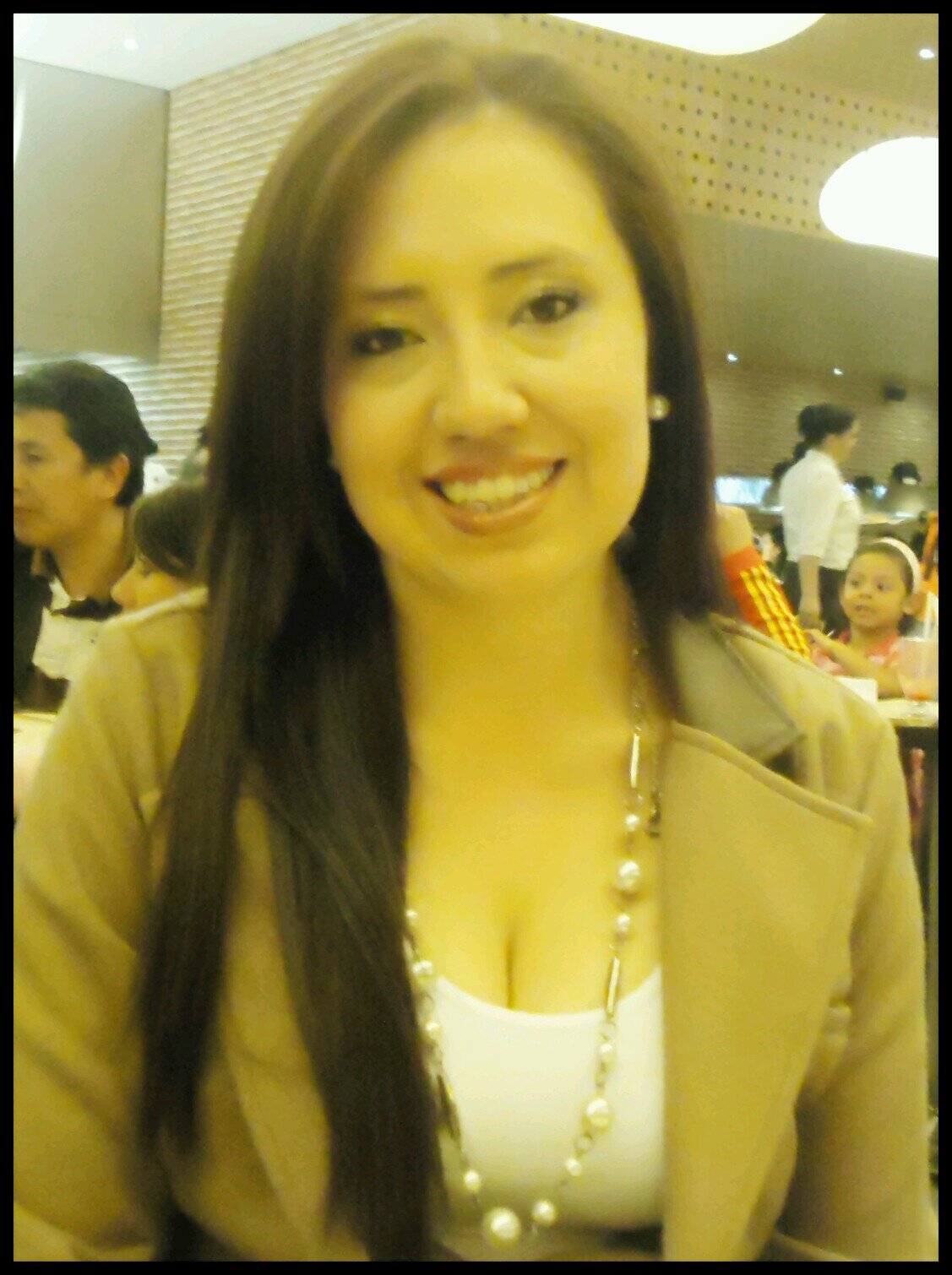 Emprendedora, mamá, profesional, hermana, tia, hija, amiga, prima, que ama la vida......!!!!!!:)