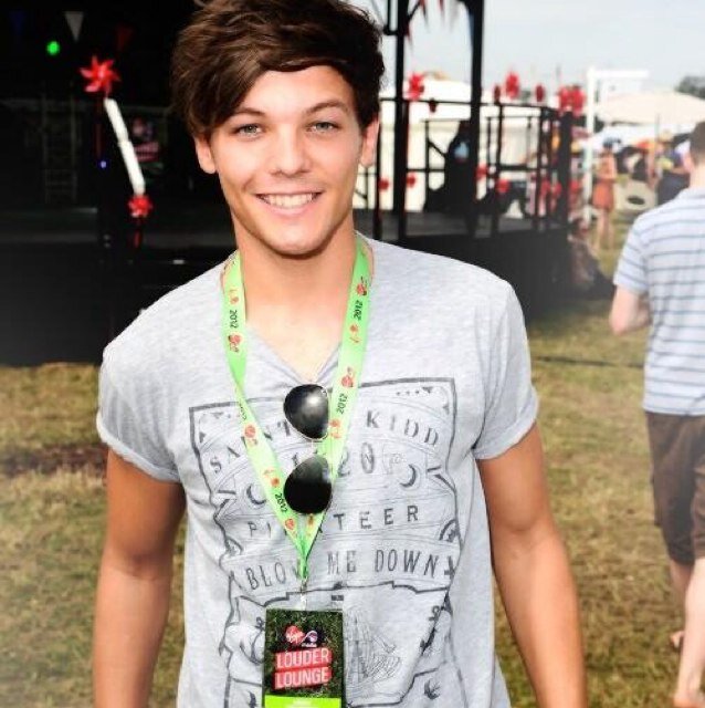 Congrats! You got a free follow! So please follow @Loushoodlum ! Goal : 6k