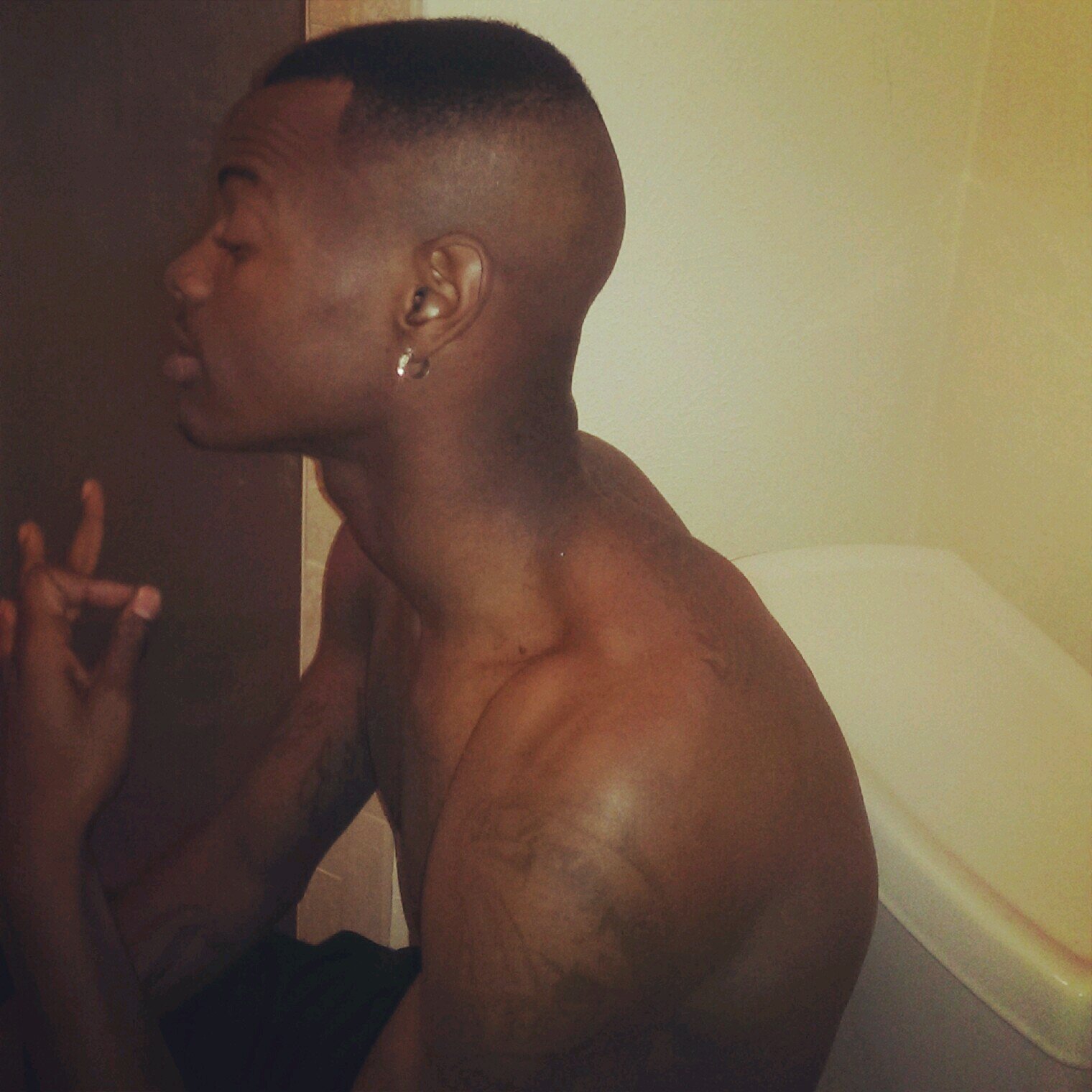 Colby r deermeat u knw wats up! #Teamfollowback #Team2real #Teamiphone4#' I'm just me laided back don't fuck wit 2 many my trust issues fucked up!