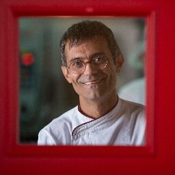 cuciniere del ristorante S'Apposentu, dopo aver girato per le cucine di mezzo mondo ha dato vita a una nuova sfida con l'Accademia di Casa Puddu.