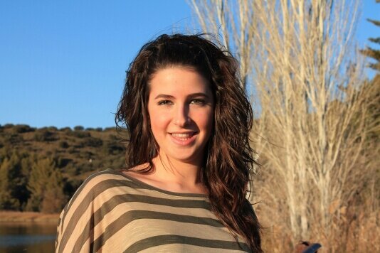 La curva mas hermosa de una mujer es su sonrisa