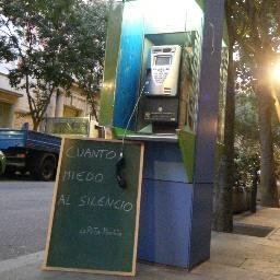 Versos de Pizarra es un nudo entre la poesía y la fotografía que aprietan y aflojan Ana Lagos y Cysko Muñoz. Tan solo un juego entre el texto y el contexto.