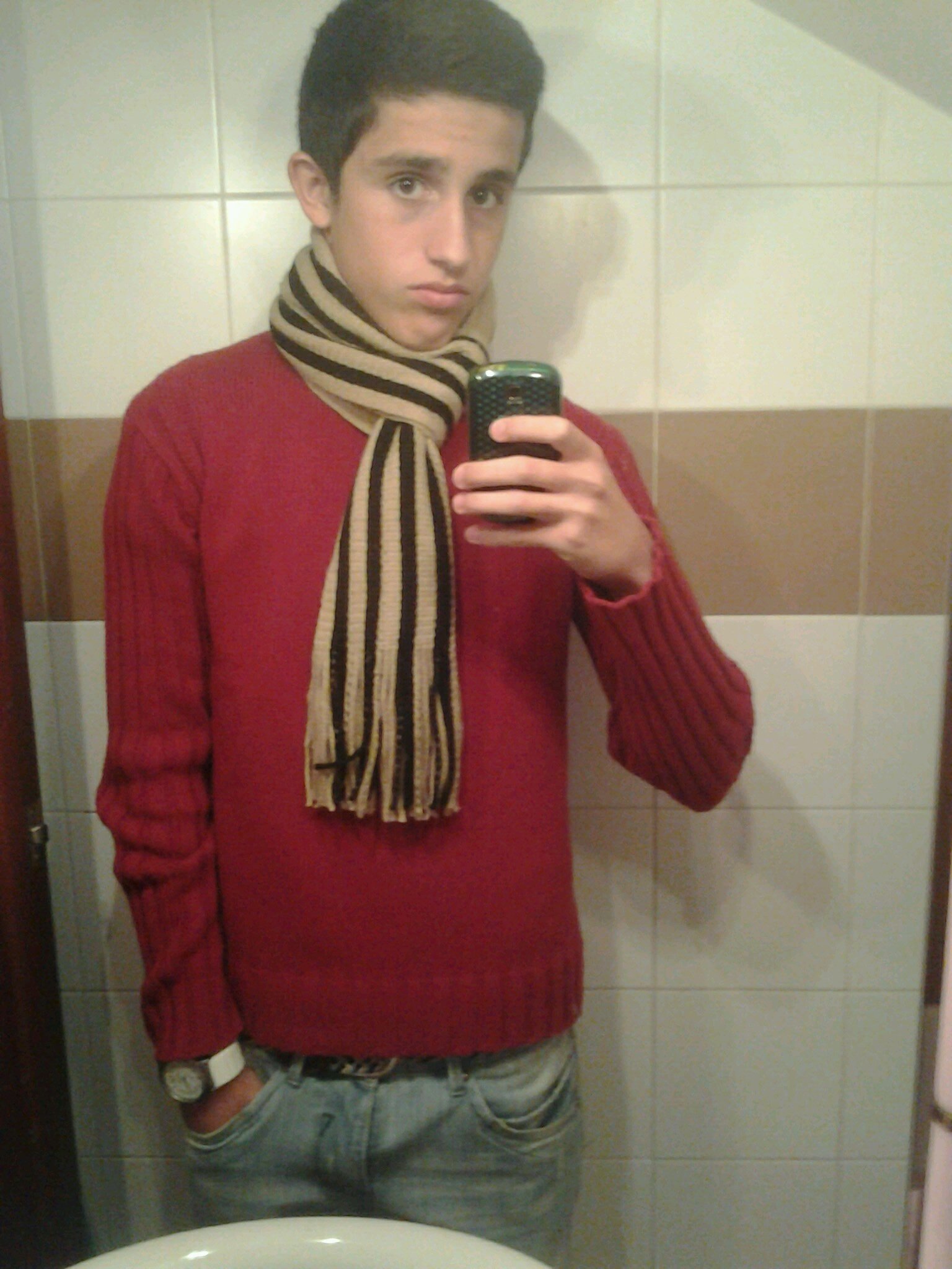 El amor duele, los amigos se van, el tiempo se pierde, los recuerdos no se olvidan, las promesas se rompen...pero la vida sigue.  SIEMPRE FUERTE