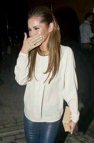 make dream n wish come true of cheryl cole or 1 girls aloud by following me would make my day n make me smile