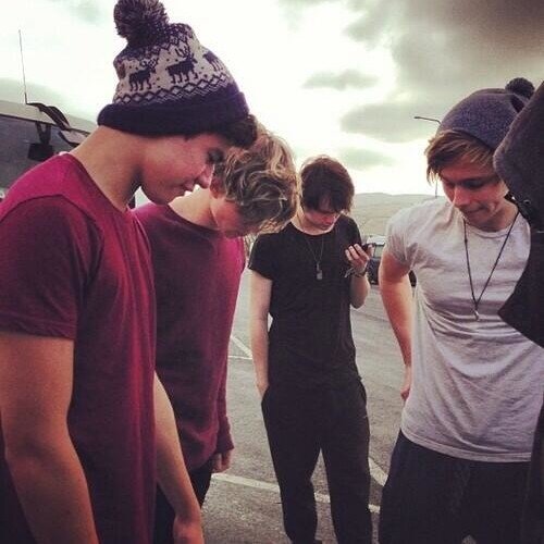 This is a free follow from @5SecondsOfShxt please follow her back x remember 5sos love you
