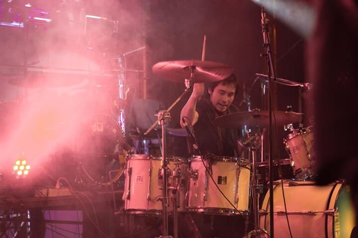 Ingeniero Técnico, especialista en robotica submarina e inventor de sistemas Tecnologicos para empresas e industrias. Músico, Baterista de la Banda CODIGO
