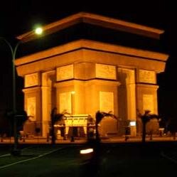 Arch d' Triumphe Paris of Kediri, jantung bertemunya arus lalu lintas dari lima arah, dari arah Kota Kediri, Kec.Pare, Kec.Pagu, Kec.Pesantren dan Kec.Gurah