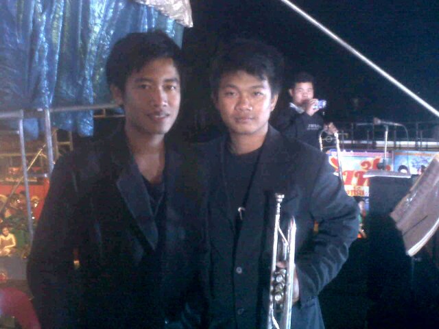 เป็นนักดนตรี‎​ครับน่าตาไม่ดีแต่ไม่คิดร้ายกับใครเป็นมิตรได้เราคนชาติไหนก็รักกันได้