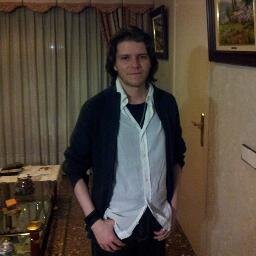 JavierNox's profile picture. Mira hacia el sol y las sombras caerán tras de ti.