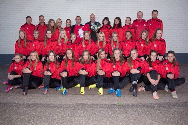vv Dodewaard MB1• Spelers:  Seline, Jet, Loes, Chantal, Leanne, Sharissa, Iris, Daphne H, Daphne D, Melanie R, Melanie H, Ashley en Gionina.