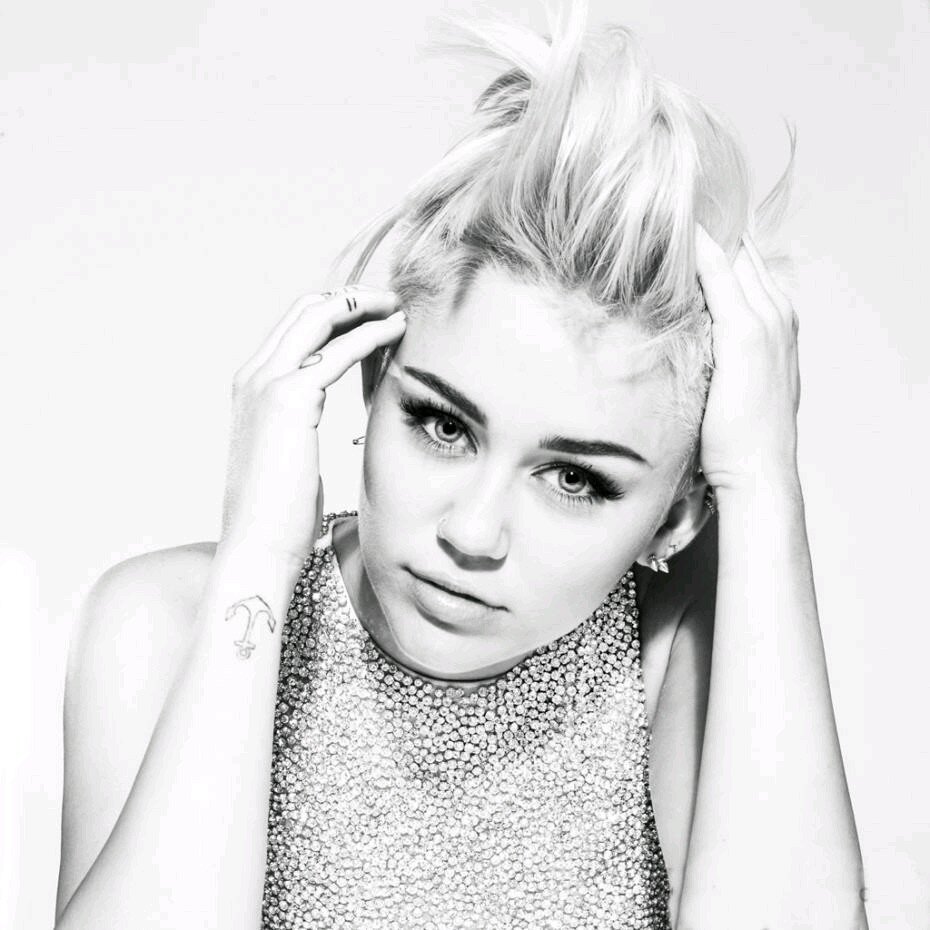 Hi,my name is Felicia Flores.I'm a smilers and directioners!I love Miley and the 1D.You are perfect!Followme please 3   -Felicia:))