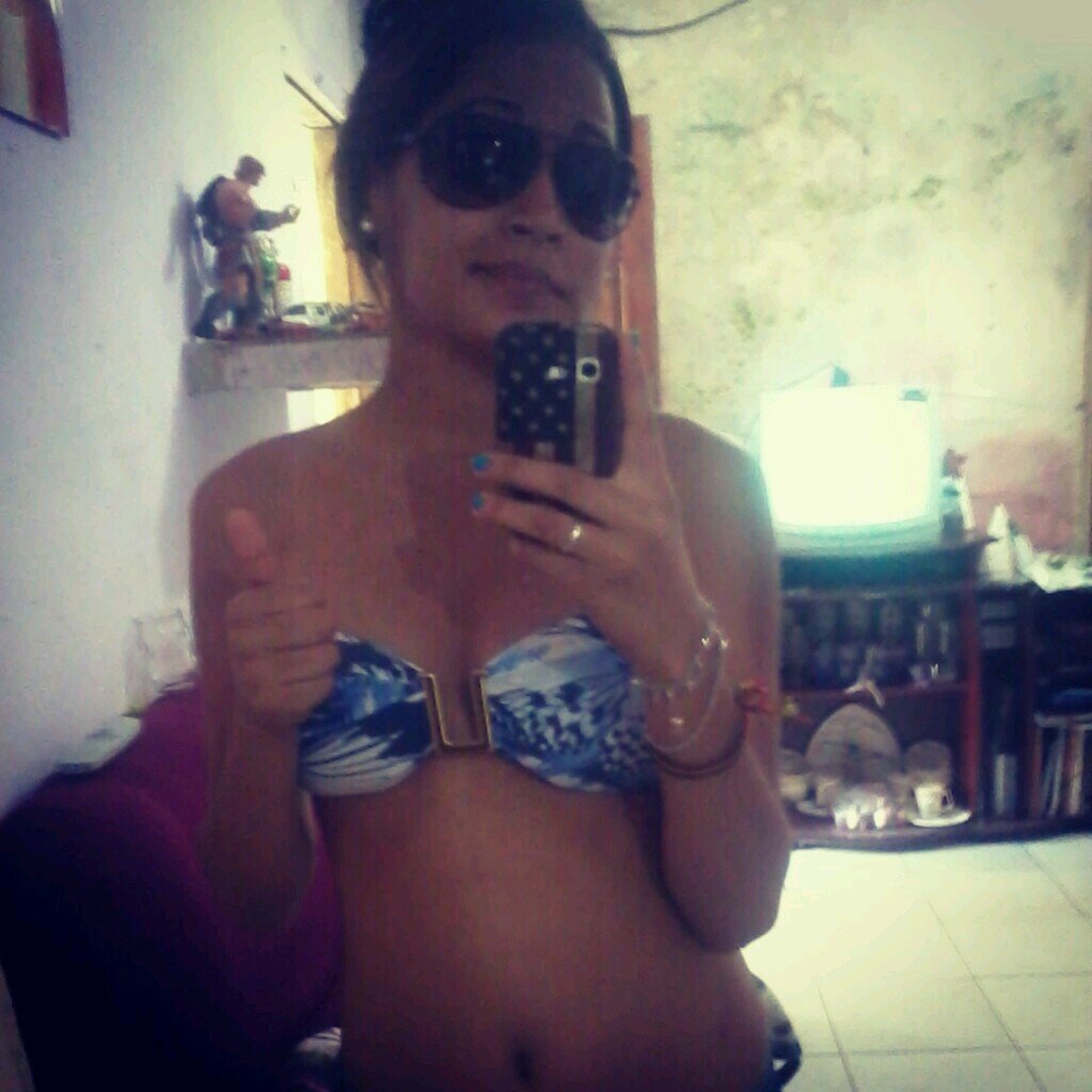 - A vida é meio estranha tem gente que tem tudo pra ser feliz e adora sofrer'
