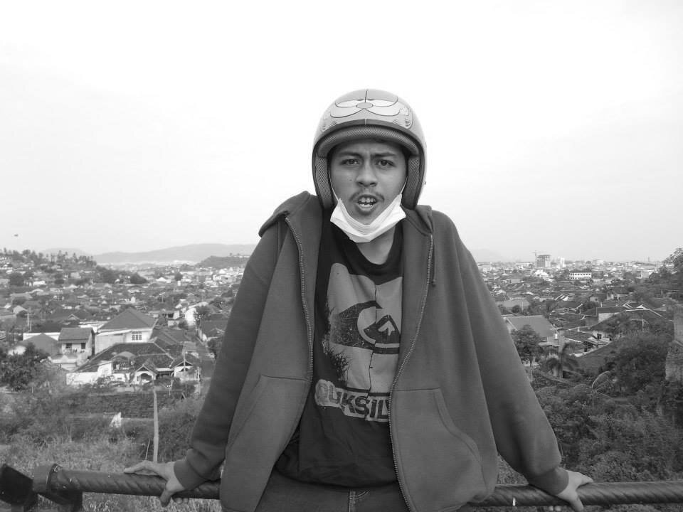 gaming sejati | music sebagian dari hidupnya | pance | bolot | bla bla bla bla bla bla http://t.co/VT1AAYx7fQ