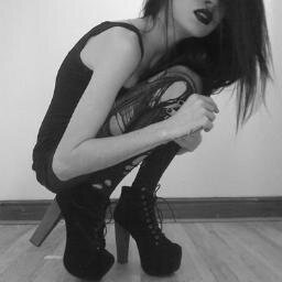 Nota mental: dejar de comer.
Chloe: Bulimia y anorexia. Vivo por mis padres a los que amo y por mi perro al que no quiero dejar solo.