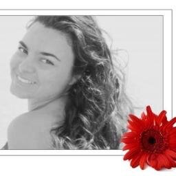 Sou uma mulher de grandiosos sonhos, preparada p enfrentar a vida de peito aberto, trabalhar os medos, vencer as crise, superar as decepções e amar os desafios.