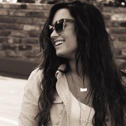 Relaxa e goza pq a lovato é gostosa