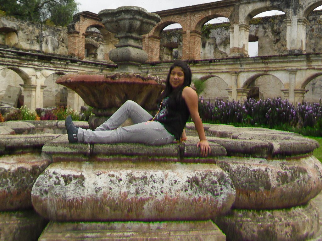 Me llamo Grace y estudio violín me gusta ver televisión y me encanta ir a pasear soy amistosa y amable.