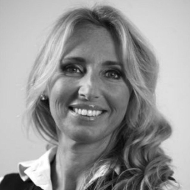 Donna (di un Carlo felice),madre stravagante,tanti capelli,commercialista,bevo e fumo poco,cucino amo leggo cazzeggio rido mangio parlo molto..siete avvisati