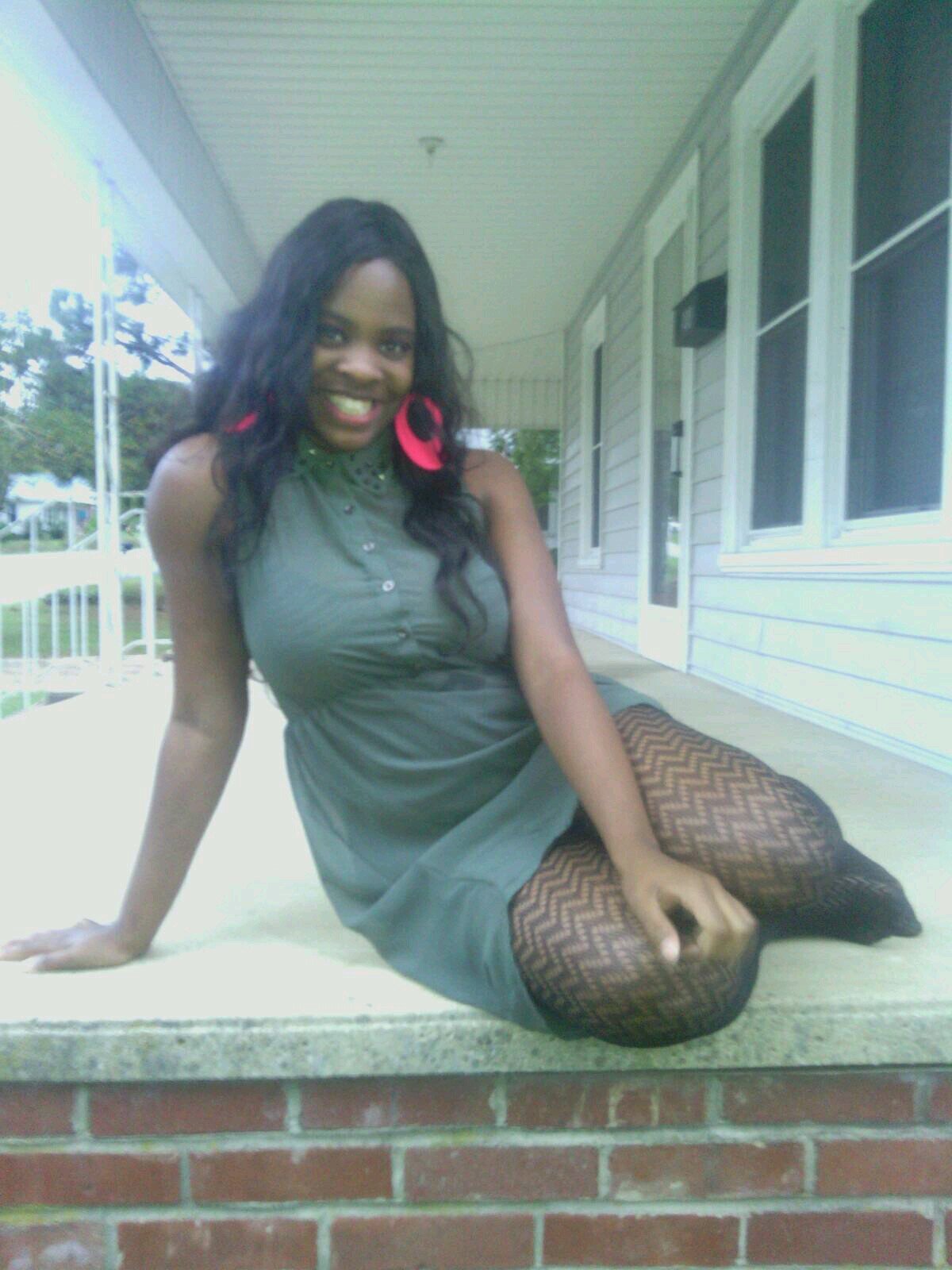Im very Outgoing.Smart.Funny. loves 2 eat,Meet new people&have a good time. I sing,play the keyborad. write my on sonngs&poems! I cheer,step&dance;)