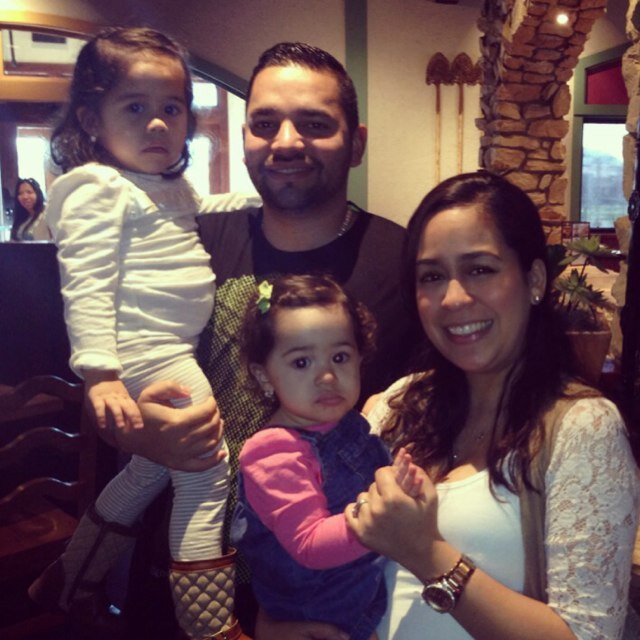 Soy auténtica,sencilla,dulce y espontánea. Soy Esposa y Madre;Mi tarea diaria: Sonreír,existir,amar y luchar por ser mejor cada día . (: