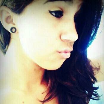 - Sou muito viciada em Musica, amo cantar e Dançar - Sou divertida, meiga e Abusada, Chata e irritante as vezes  - Adoro Conversar e fazer novas amizades...' s2