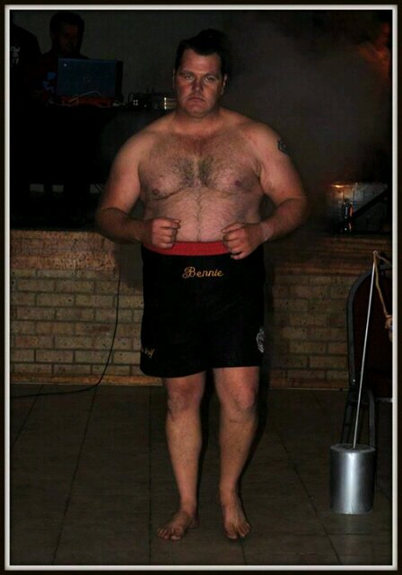 Love rugby, MMA and Kickboxing. Big Stormer-fan!