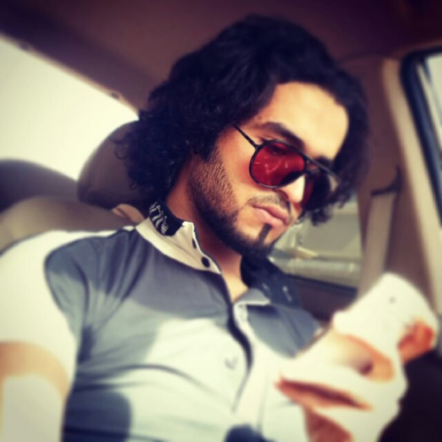 أنا فتى عنادي غريب أتحمل الكثير و أكتِم الكثير أعشق الكبرياء خجول ولكن أمتلكُ جرائه مفاجئه ..*
