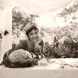 Soy florista por pasión y devoción. Me encanta la naturaleza y transmitir sentimientos con flores. La lectura y  la música forma parte de mí!!!