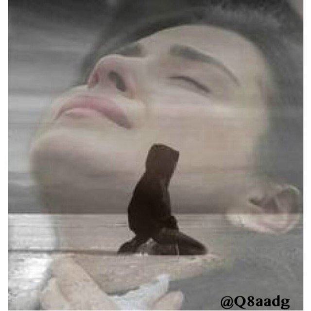 أحِب رجلاً : همسَ بـ أُذني و عُمري لم يتجاوَز نصف اليَوم مُردِداً : ( اللَه أكبر ، اللَه أكبر )