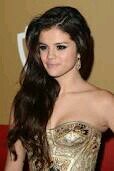 Selena Gomez #Famaleartist #PeoplesChoice (twitter meu: @idiotselenator) sim eu peguei o tt de alguem pra votar