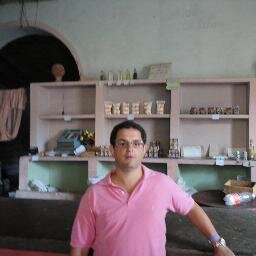 Soy Juan  tengo 37 años estoy soltero, estudiando Derecho .Busco  un hombre emprendedor y comprometido amistad/relacion (edad 22-55).