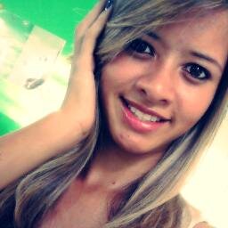 Tenho 16 anos, menina comportada e maloqueira. Pareço legal, mas não me provoque porque posso ser o seu pior pesadelo ;)