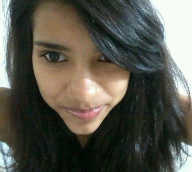 Eu sou a garota mais confusa, chata, tímida, doida,insegura,idiota,boba e sensível que existe. 
Mas não fazer o que ? Eu nasci assim.