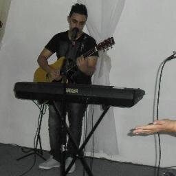 Cante comigo, cante pelos anos
Cante pelo riso e também pelas lágrimas
Cante comigo, mesmo que só por hoje
Pode ser que amanhã o bom Senhor o leve.. (8' AS'