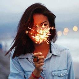 ღೋ ೋღPuede parecer que es conforme estando sola, ahí, sentada, sin nadie, pero lo que no sabes es lo que pasa por su mente... Solo quiere un poco de compañíaღೋ