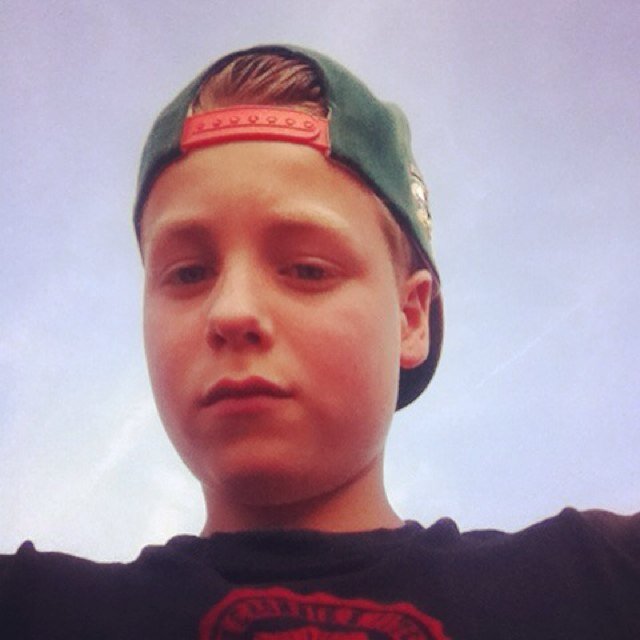 ikhouvanje , volg Luke maar gewoon want hij is een super schatjee x eske