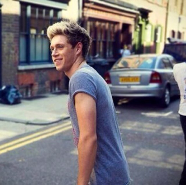 FOLLOW ME ON @Harry_Girl16 I FOLLOW BACK JUST ASK)...xx :)