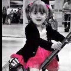 Twitter dedicado a Laura Brum Filha  da @PraFeBrum  criado em 02/11/2013