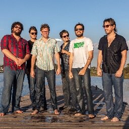 ska, agito, brasil.
Esdras Nogueira, Gabriel Coaracy, Gustavo Dreher, Pedro Ivo, Rafael Leporace, Xande Bursztyn
