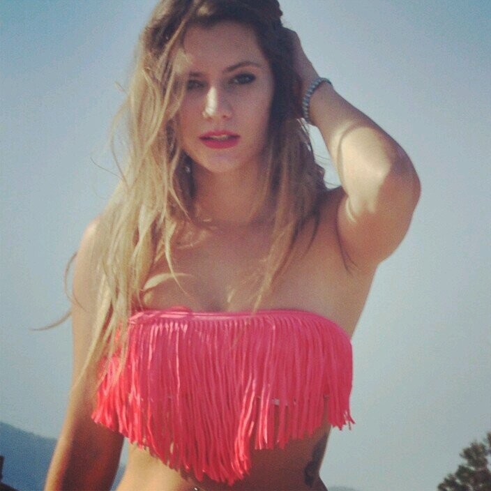 Ama con locura, despierta con ganas, sonrie sin motivos abraza con esperanzas y vive cada dia como si fuera el ultimo de tu vida ...♡