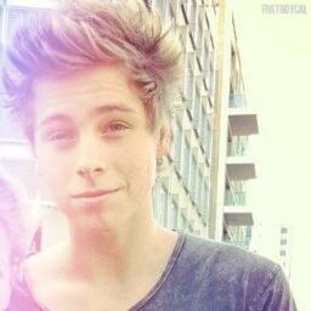 hii i love you please follow @lukespepsi xx