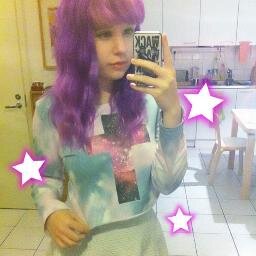 19. Estudiante de moda, tengo una adicción por la moda japonesa y vivo la vida con mi propio estilo, a mi manera. Dulce. Nerviosa. Japón. Creepers.