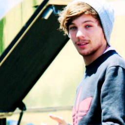 Hi lovelies well I was nice enough to provide you with a free follow so will you return the favor and follow @Zouistaco