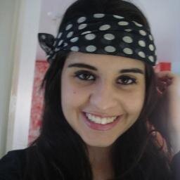 Sou extremamente apaixonada pelo o meu namorado. Amo a minha família. Adoro me divertir como os meus amigos, também gosto de dançar e ler!
