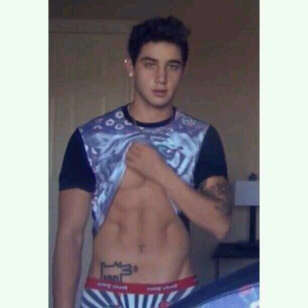 I just gave you a free follow but you have to follow @_anaJBieber or i'll unfollow , trying to get her to 10K (: