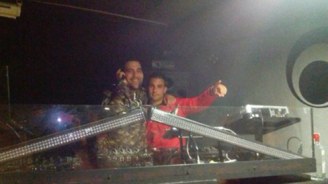 Soy un chico de Navaconcejo que empezó como DJ por el 2010 en el Imperfecto y a partir de ahí de un sitio en otro. Ahora mismo soy residente en Dolar y Tagomago