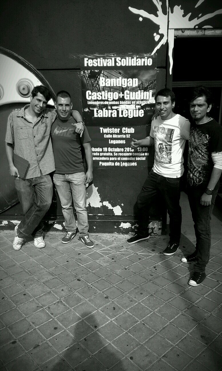 Cuenta oficial de twitter del grupo de punk rock madrileño Labra Legüe, formado por Alberto (voz y guitarra), Nico (guitarra), Alex (bajo) y Dani (Bateria)