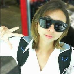 Escritora de bobagens, cheia de opinião sobre tudo, geminiana, eterna apaixonada pela música. Meu mundo é o mundo inteiro! ™  ♪♫